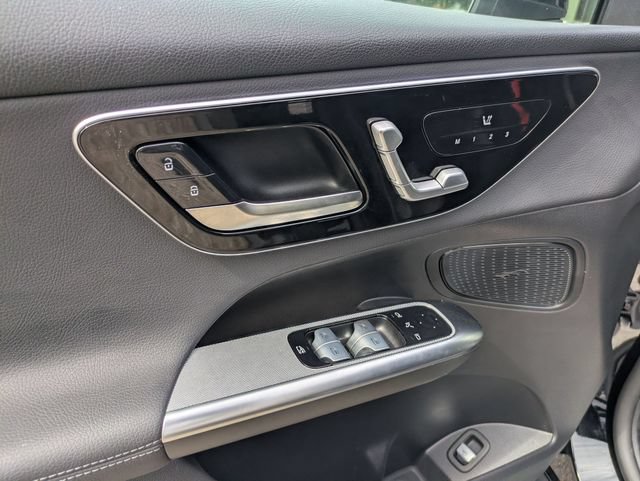 Used 2025 Mercedes-Benz GLC 300 4MATIC image 21