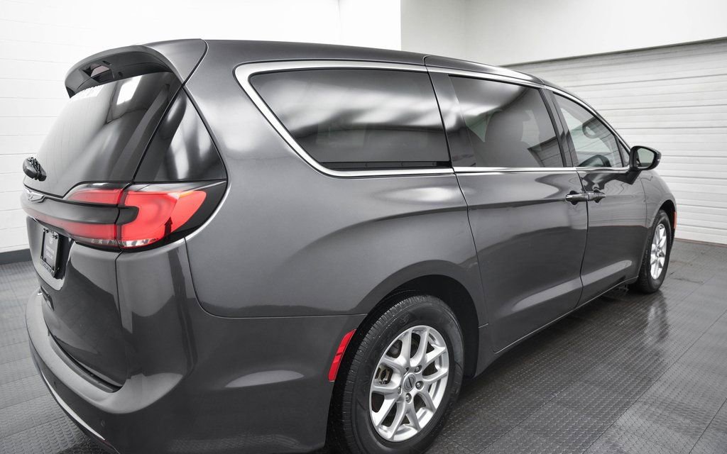 Used 2023 Chrysler Pacifica Touring-L image 7