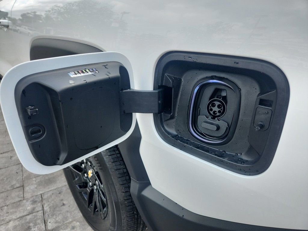 New 2025 Chevrolet Silverado EV LT AWD/4WD image 8