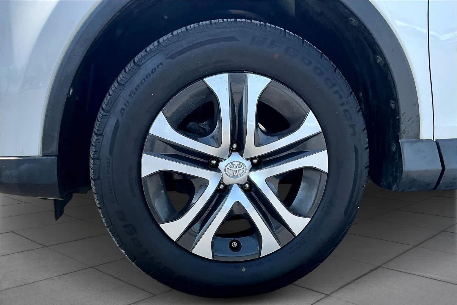 Used 2018 Toyota RAV4 LE image 11