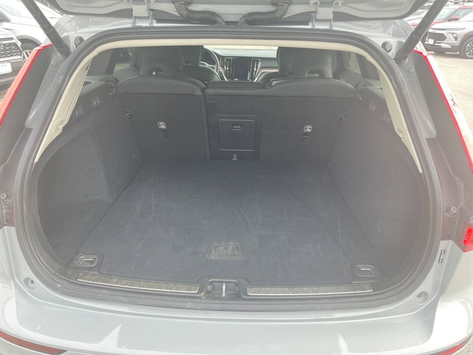 Used 2025 Volvo V60 B5 Cross Country Plus image 31