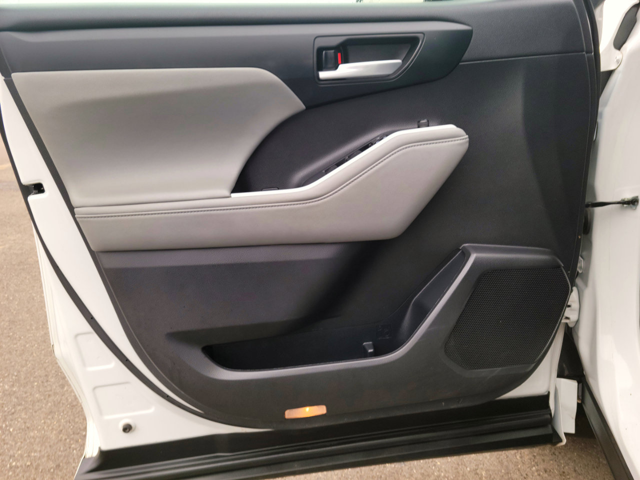 Used 2023 Toyota Highlander XLE image 8