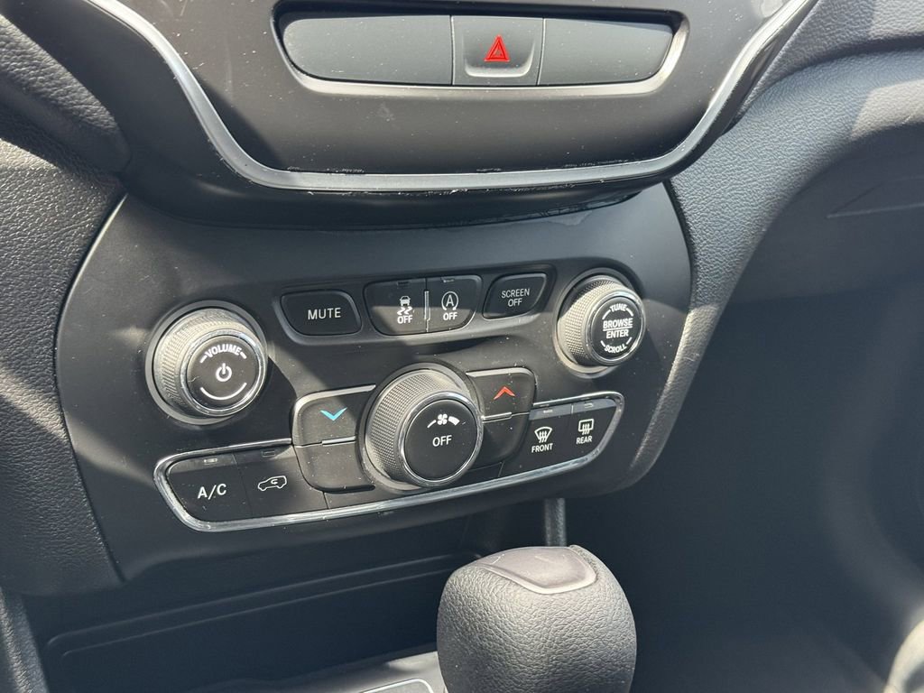 Used 2020 Jeep Cherokee Latitude AWD/4WD image 22