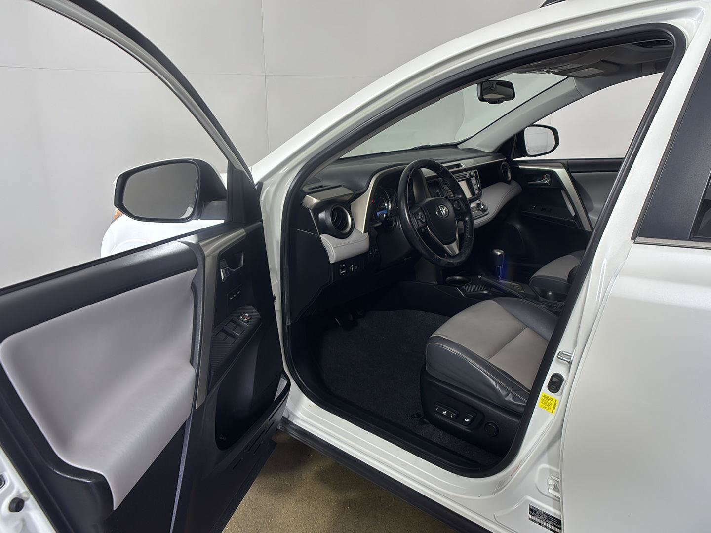Used 2015 Toyota RAV4 Limited AWD/4WD image 2