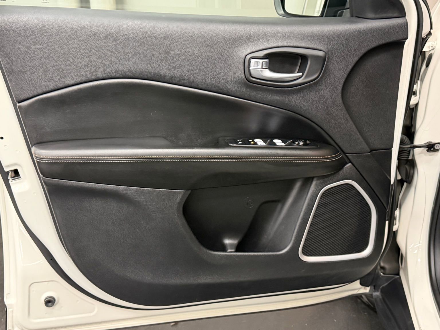 Used 2018 Jeep Compass Latitude image 18