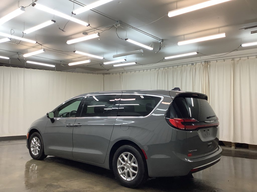 Used 2025 Chrysler Pacifica Select image 9
