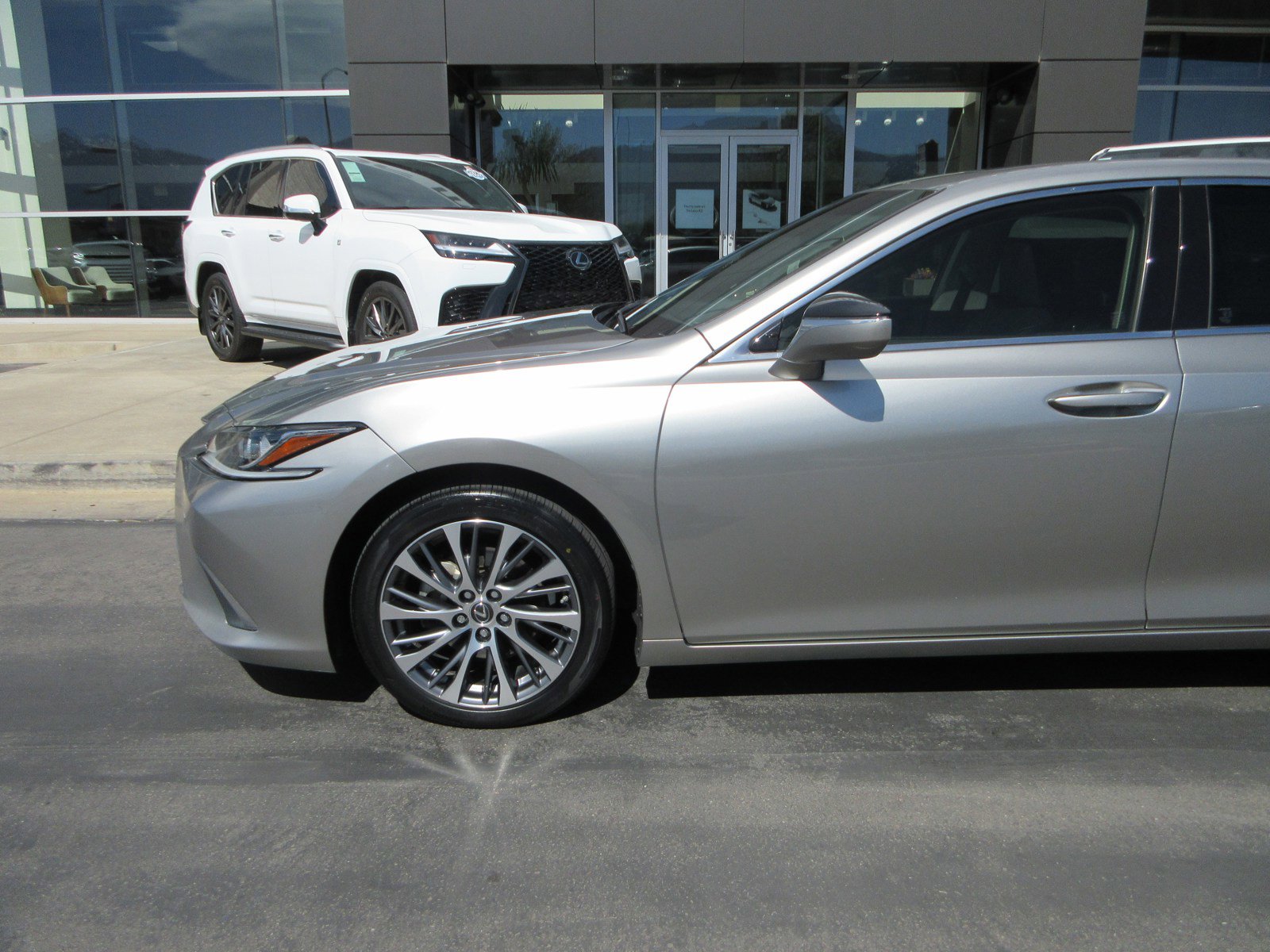 Used 2019 Lexus ES 300h w/ Premium Package FWD image 2