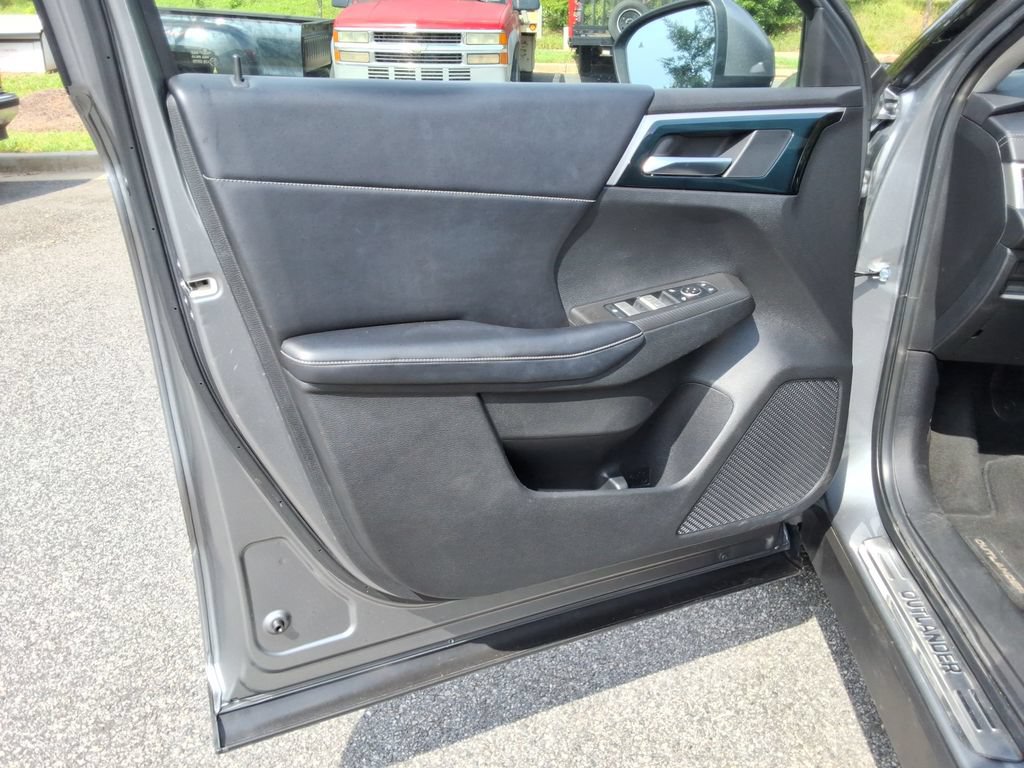 Used 2022 Mitsubishi Outlander SE AWD/4WD image 18