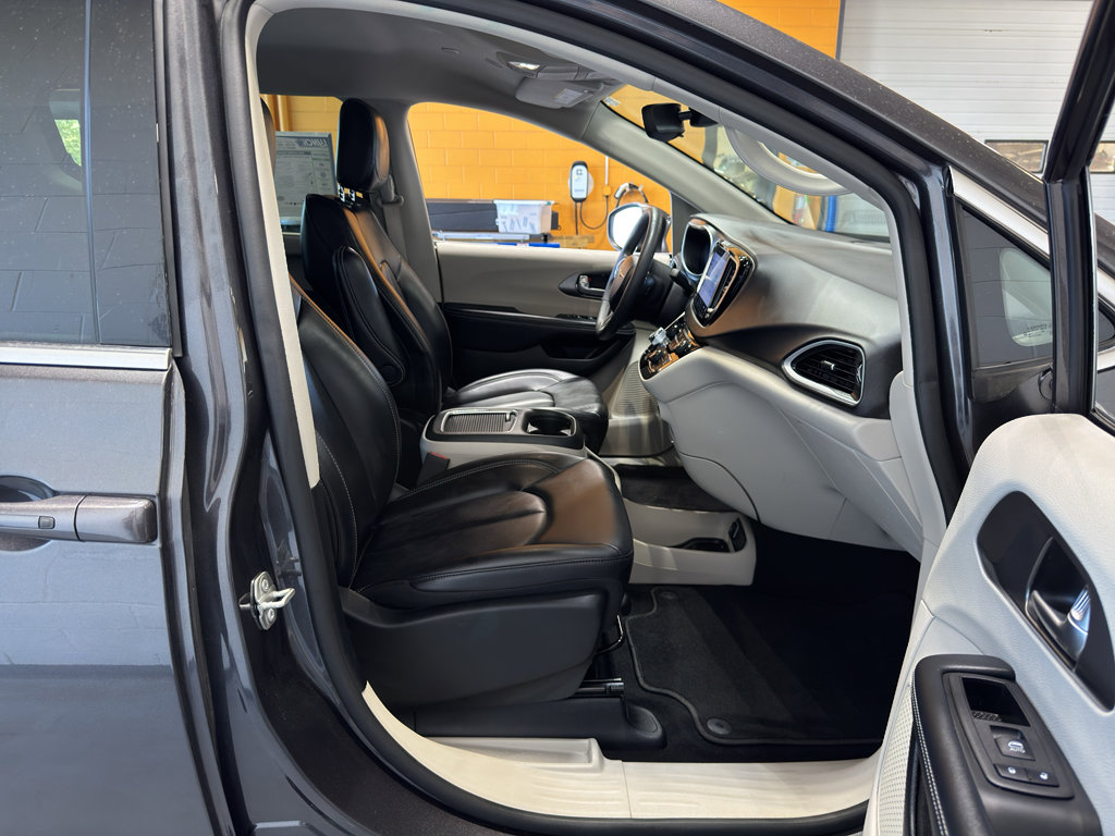 Used 2023 Chrysler Pacifica Touring-L FWD image 20