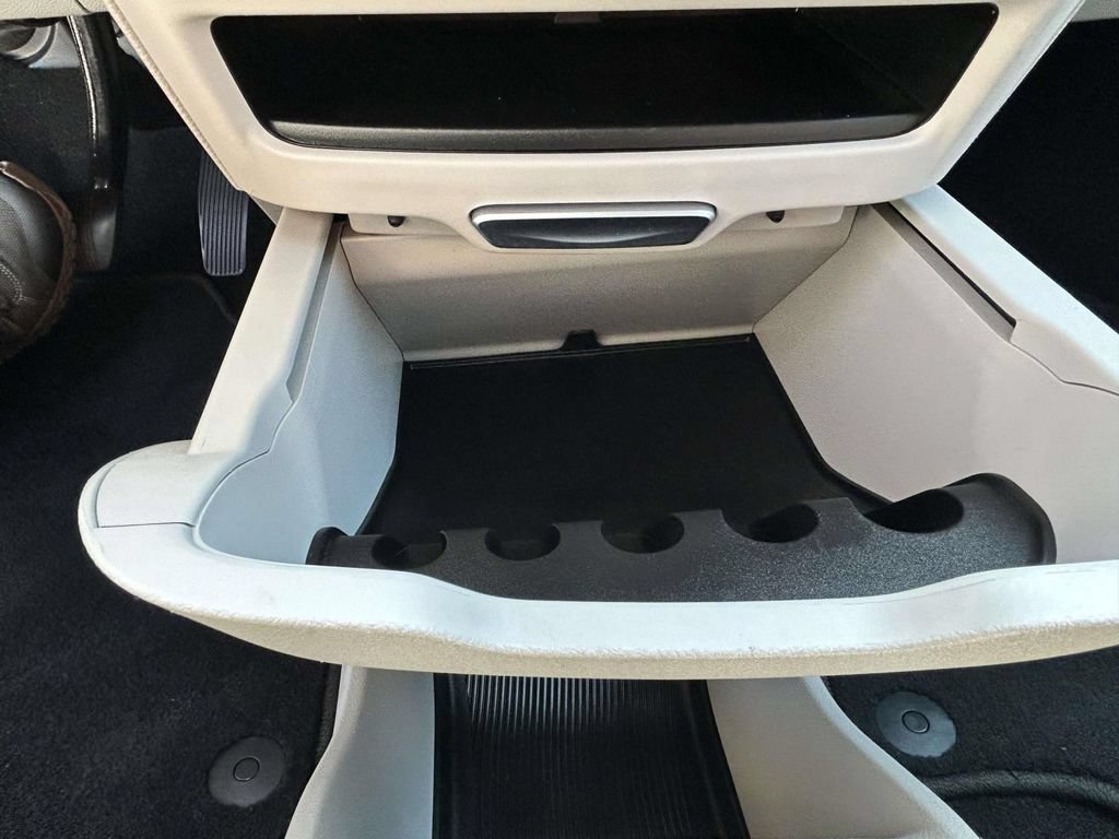 Used 2022 Chrysler Voyager LX FWD image 17