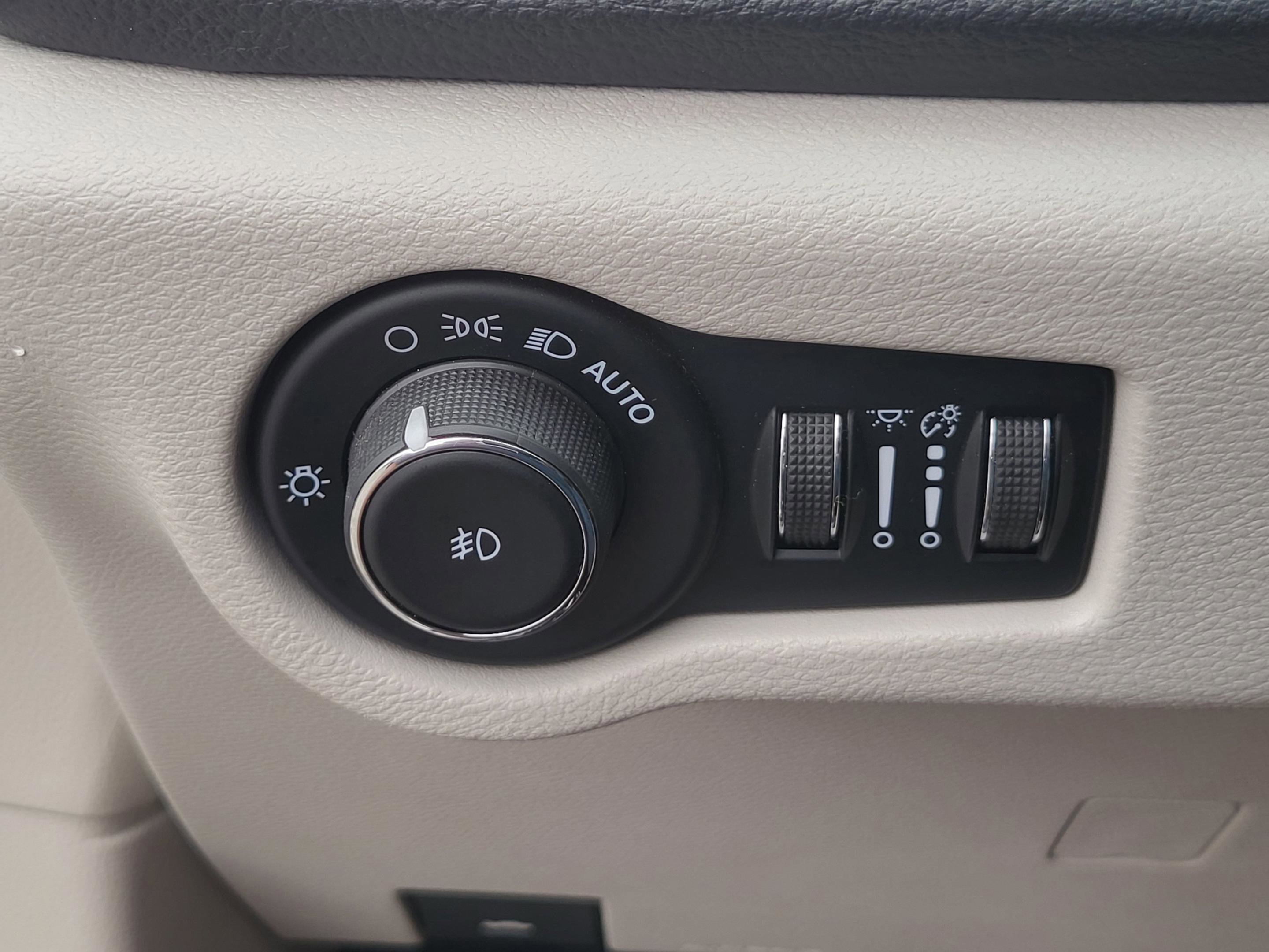Used 2023 Chrysler Pacifica Touring-L AWD/4WD image 51