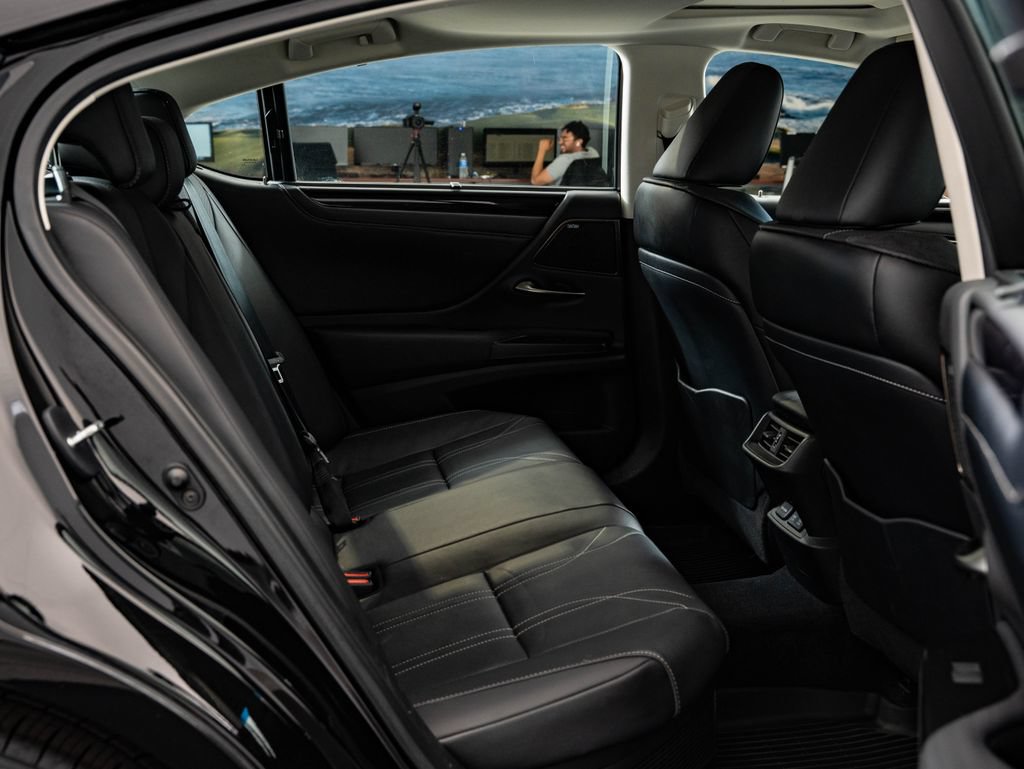 Certified 2020 Lexus ES 300h Ultra Luxury w/ Accessory Package FWD image 44