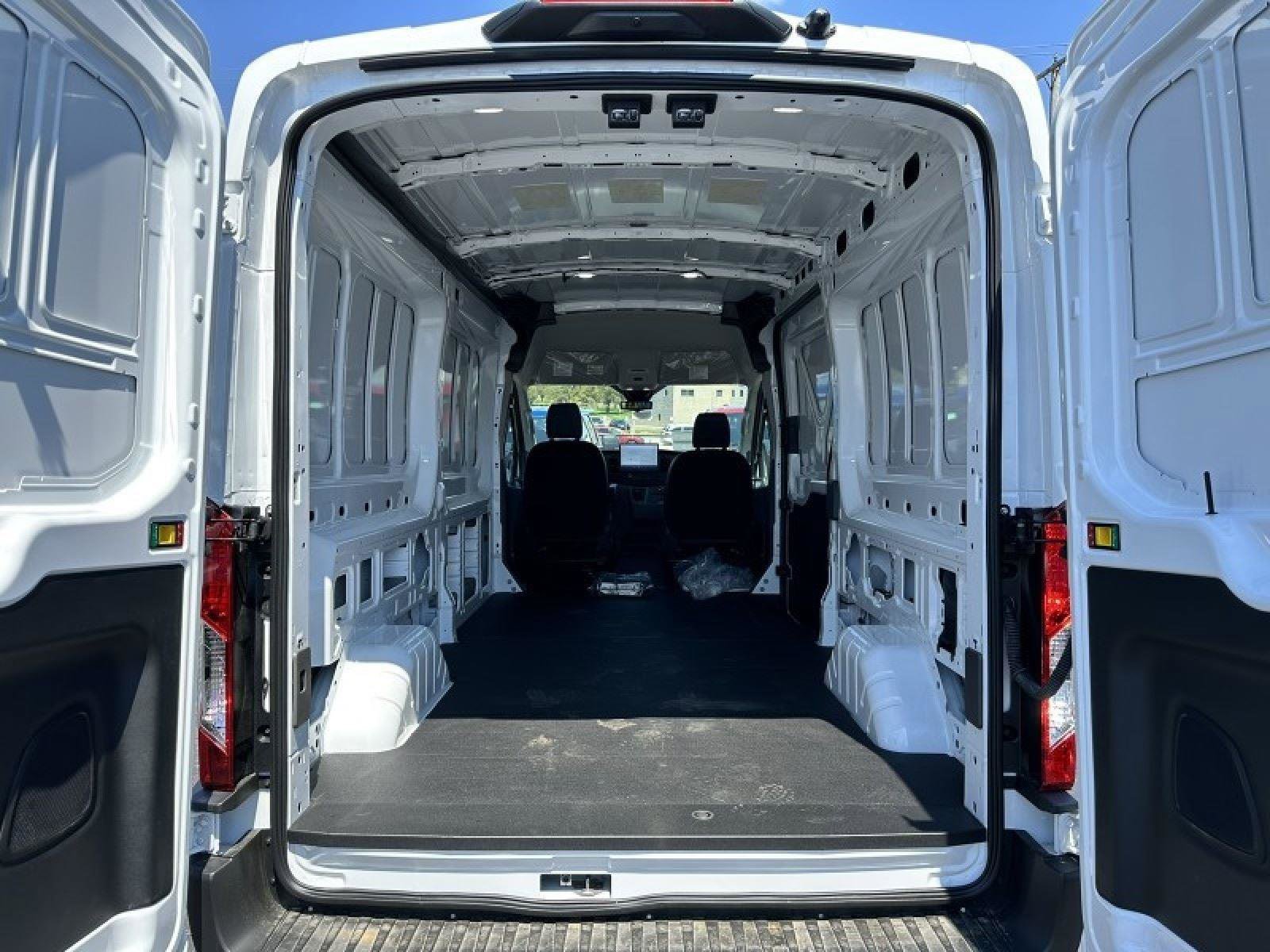 Used 2023 Ford E-Transit Medium Roof image 13