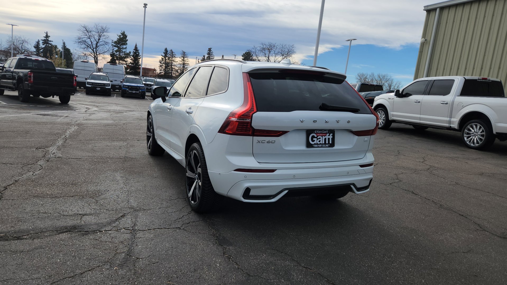 Used 2022 Volvo XC60 T8 R-Design w/ Advanced Package image 9