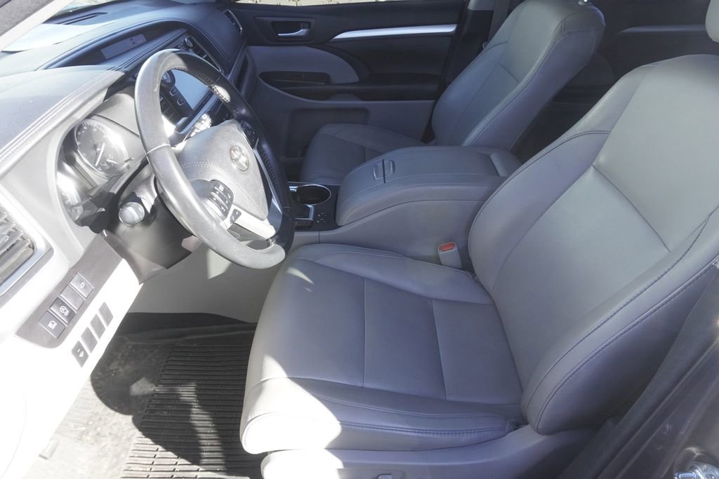 Used 2018 Toyota Highlander XLE image 19