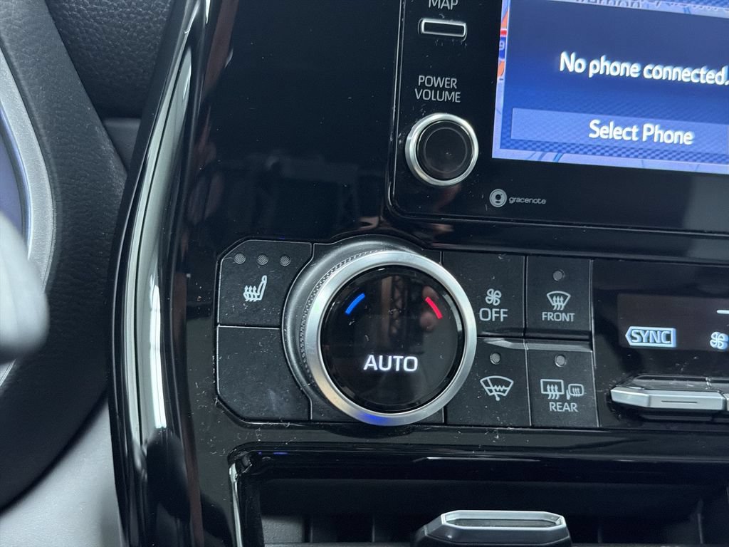 Used 2020 Toyota Highlander XLE AWD/4WD image 25