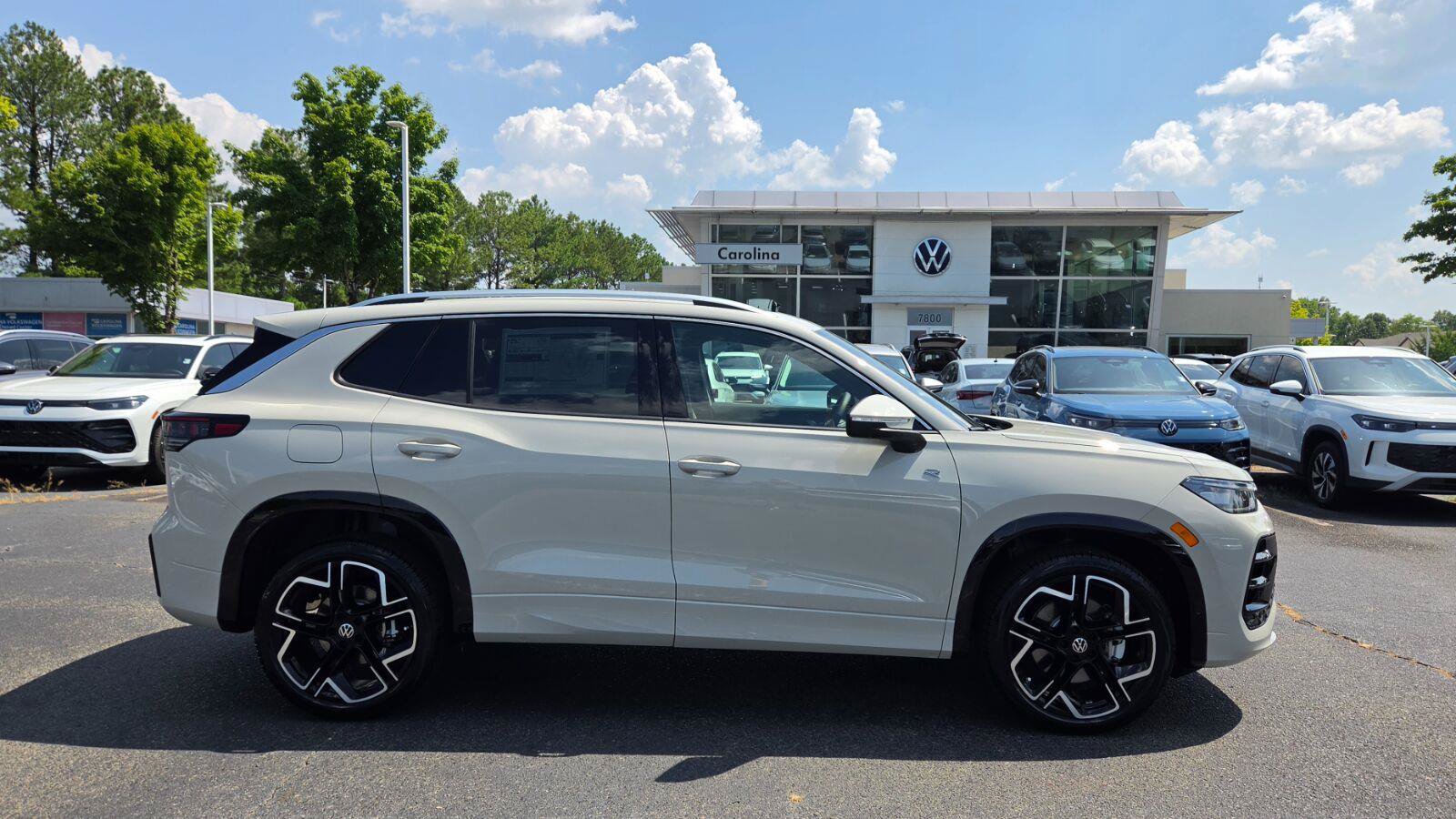 New 2027 Volkswagen Tiguan SEL R-Line AWD/4WD image 6