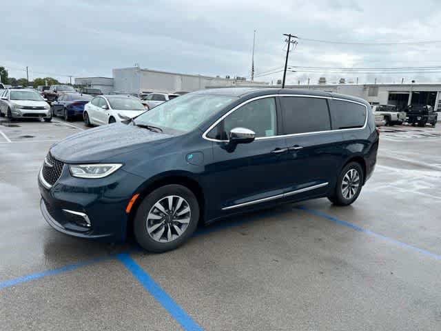 Used 2022 Chrysler Pacifica Limited FWD image 2