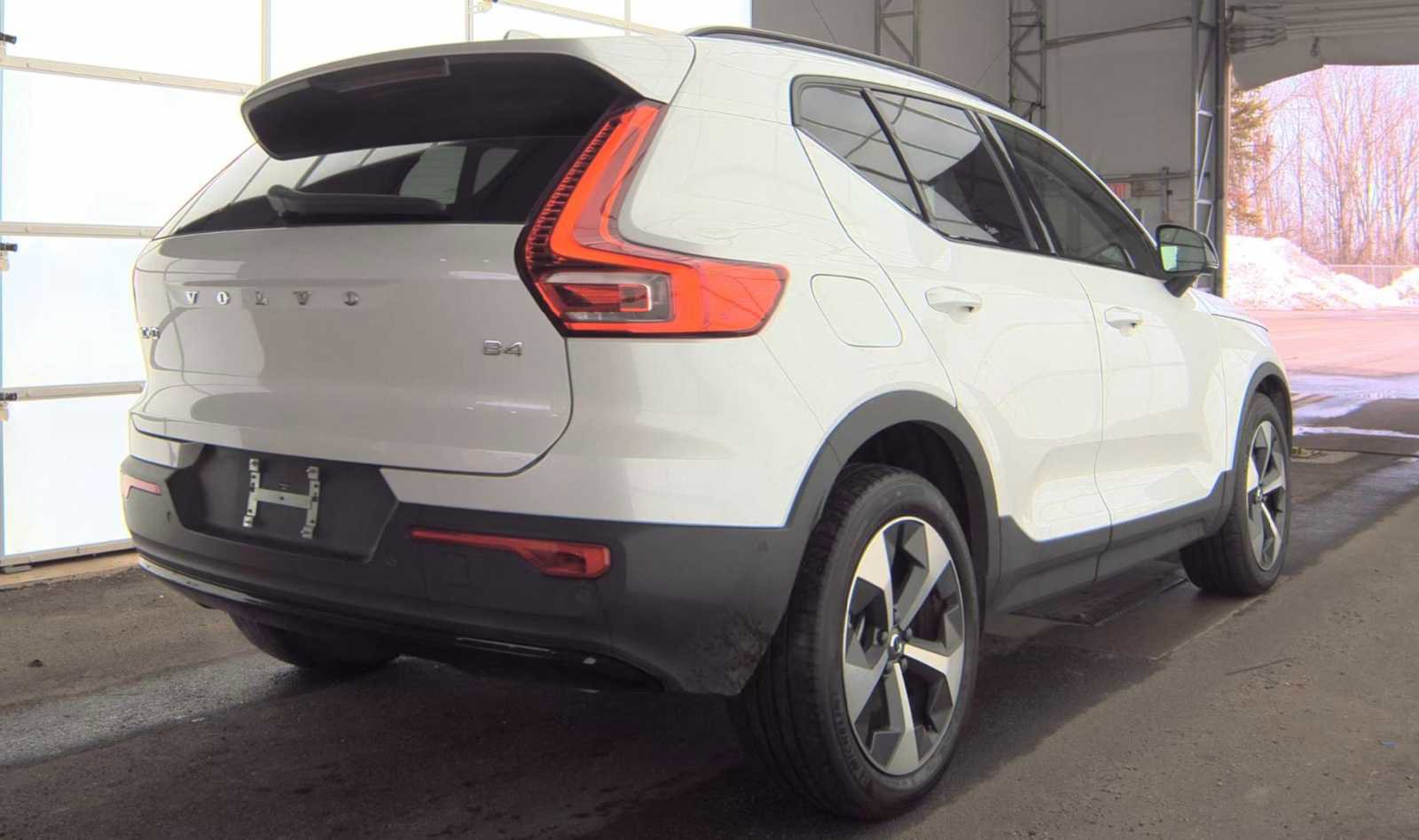 Used 2023 Volvo XC40 B4 Ultimate image 7