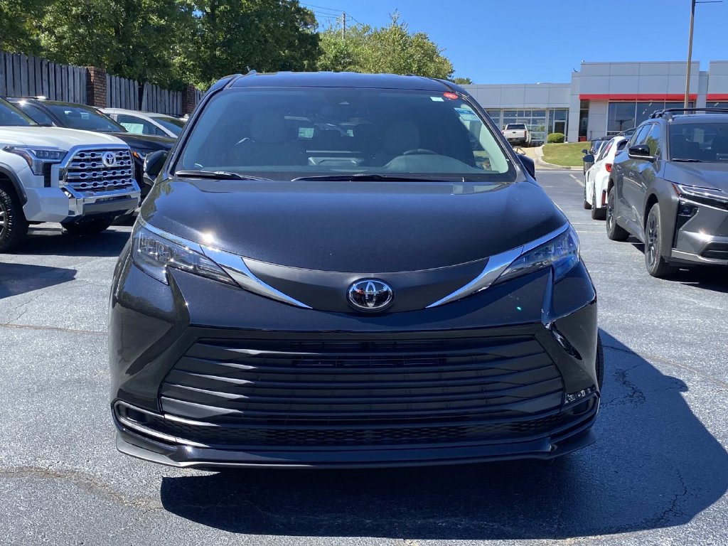 New 2026 Toyota Sienna LE FWD image 7