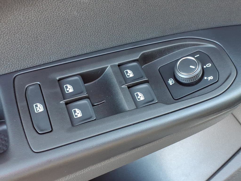 New 2026 Volkswagen Taos SE image 12