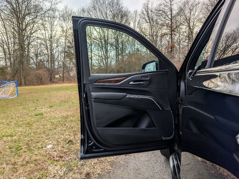 Used 2023 Cadillac Escalade ESV Premium Luxury image 11