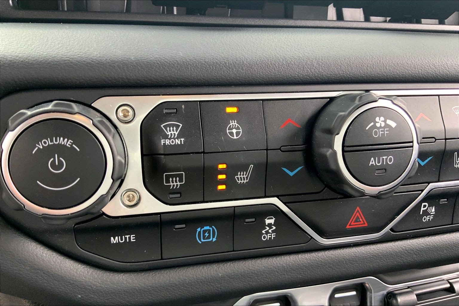 Certified 2024 Jeep Wrangler Unlimited Sahara w/ Technology Group AWD/4WD image 33