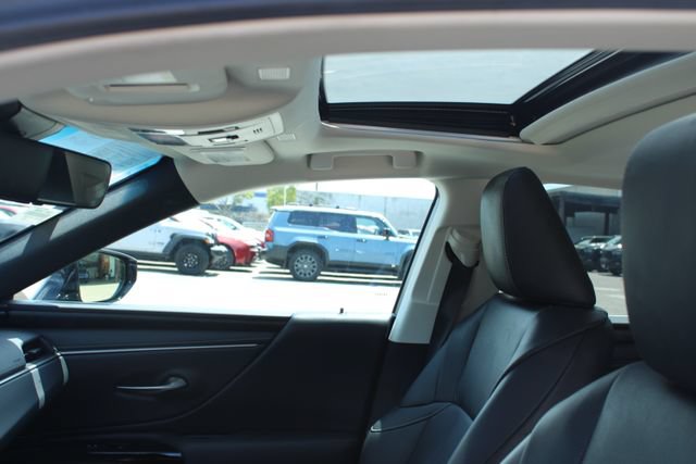 Used 2025 Lexus ES 300h w/ Premium Package FWD image 25