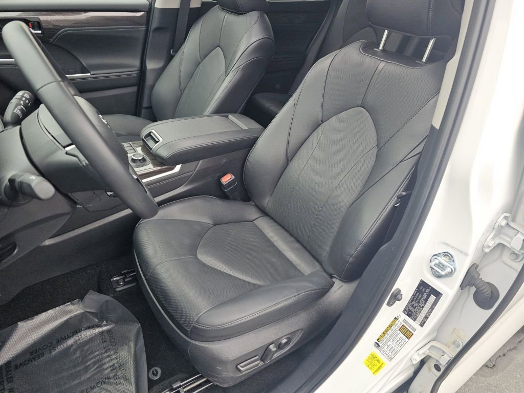 Used 2025 Toyota Highlander Limited image 8