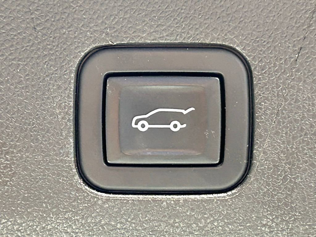 Used 2021 Chevrolet Suburban LT image 16