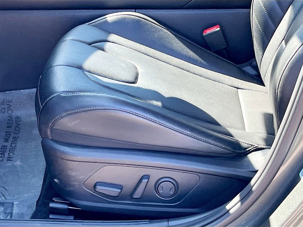 Used 2025 Hyundai Elantra Limited FWD image 19