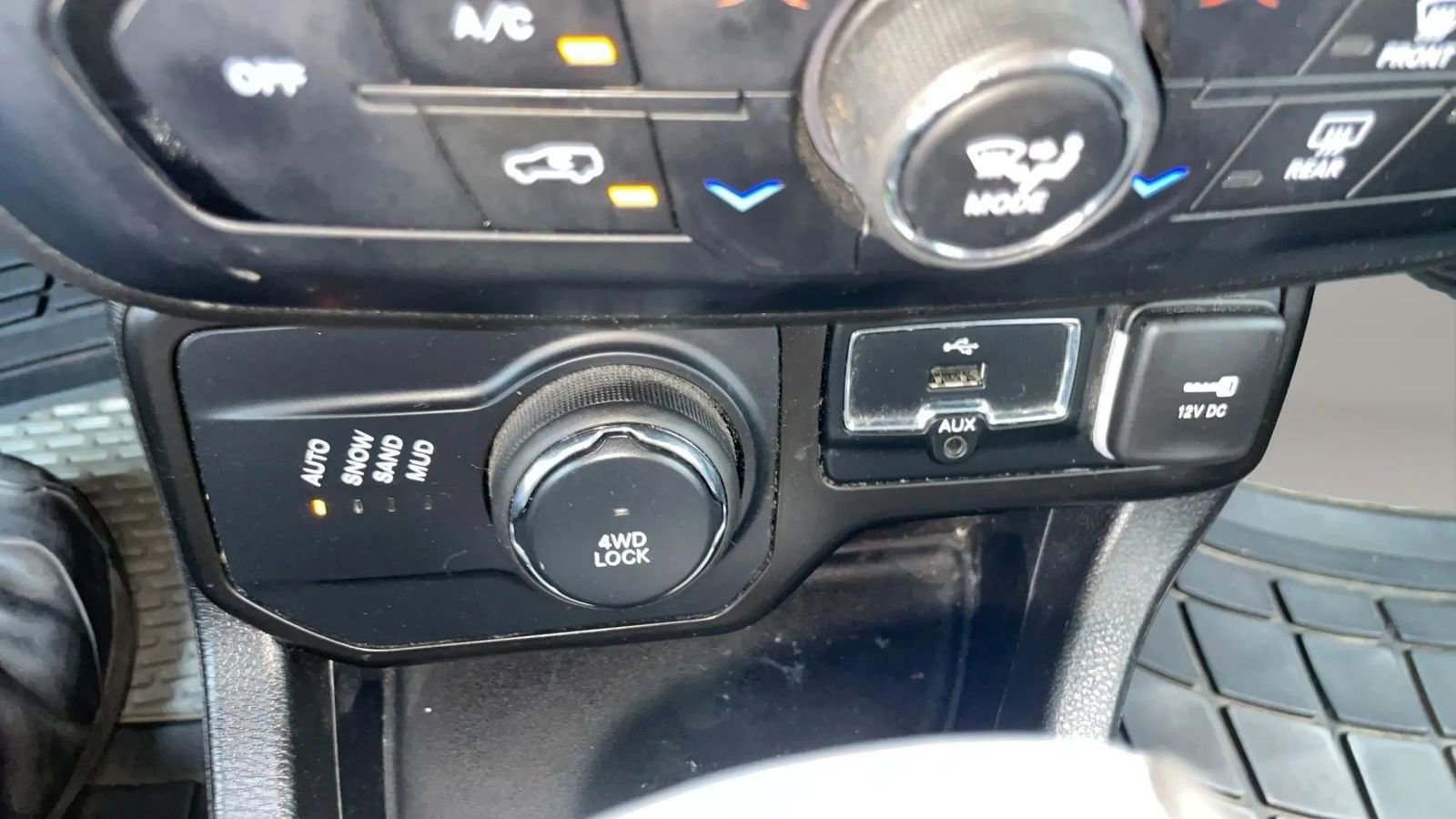 Used 2022 Jeep Renegade Latitude AWD/4WD image 12
