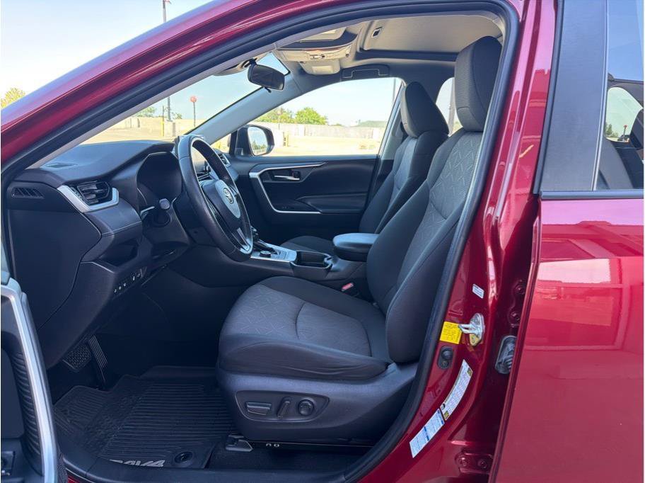 Used 2019 Toyota RAV4 XLE w/ Convenience Package AWD/4WD image 10