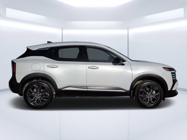 Used 2026 Nissan Kicks SR w/ SR Premium Package FWD image 2