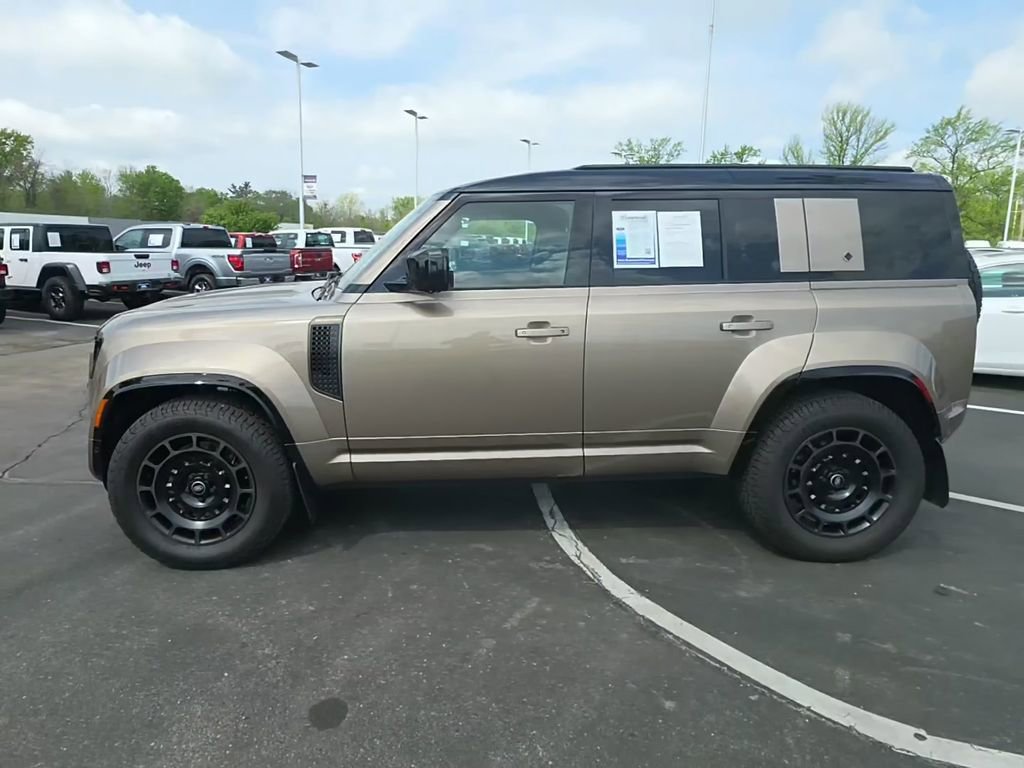Used 2025 Land Rover Defender 110 image 11