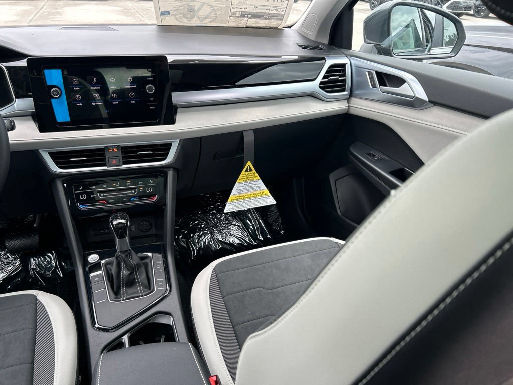 New 2026 Volkswagen Taos SE w/ Panoramic Sunroof Package FWD image 11