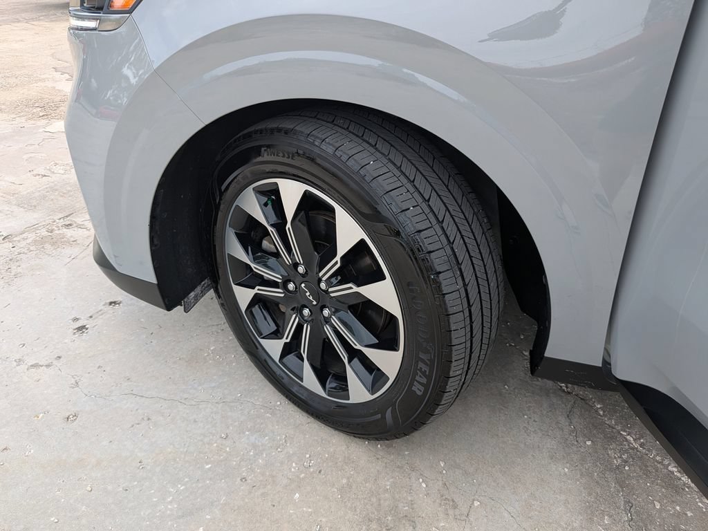 Used 2024 Kia Carnival EX FWD image 37
