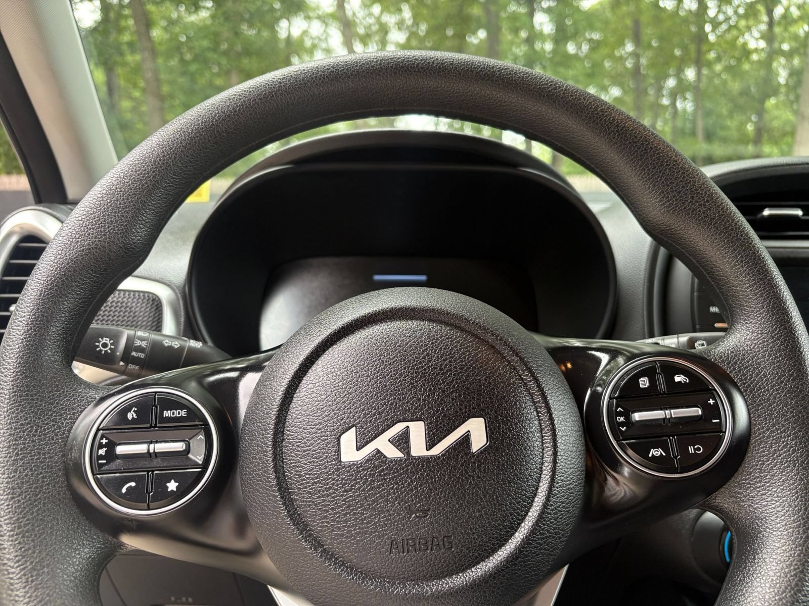 Used 2025 Kia Soul LX w/ LX Technology Package FWD image 25