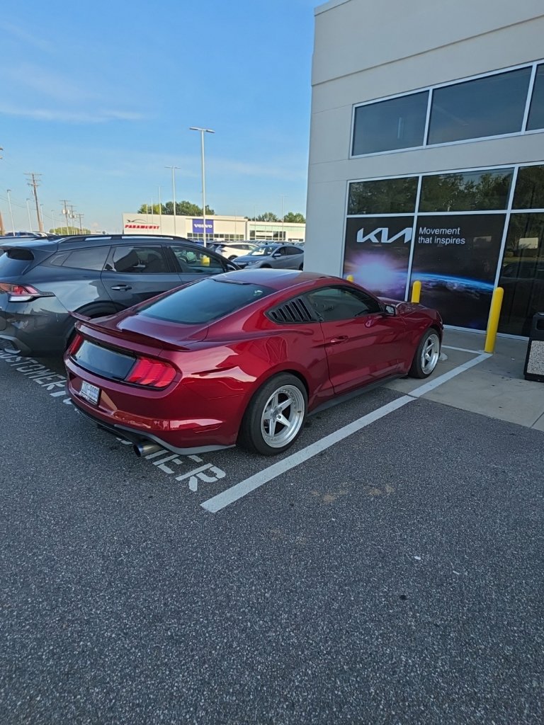 Used 2018 Ford Mustang Coupe RWD image 3