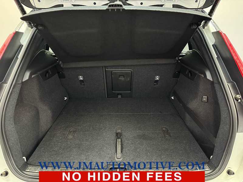 Used 2020 Volvo XC40 T5 R-Design image 16