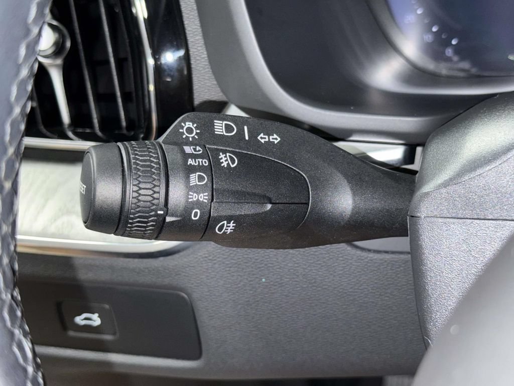 Used 2025 Volvo XC60 B5 Plus AWD/4WD image 28