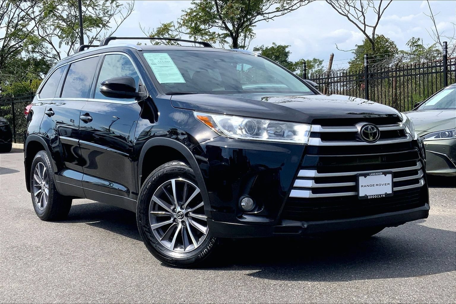 Used 2019 Toyota Highlander XLE AWD/4WD image 2