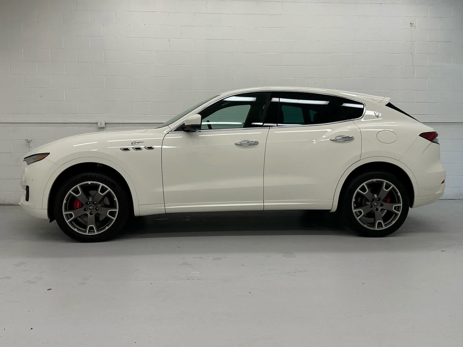 Used 2023 Maserati Levante GT AWD/4WD image 3