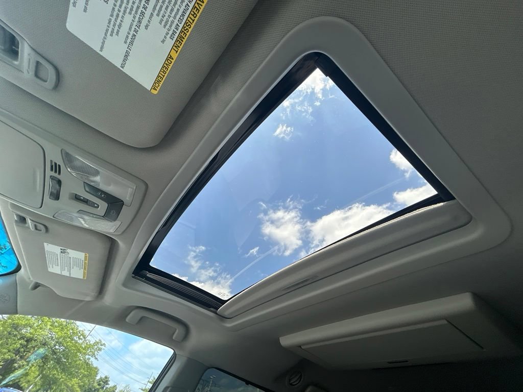 Used 2017 Toyota Sienna XLE Premium FWD image 11