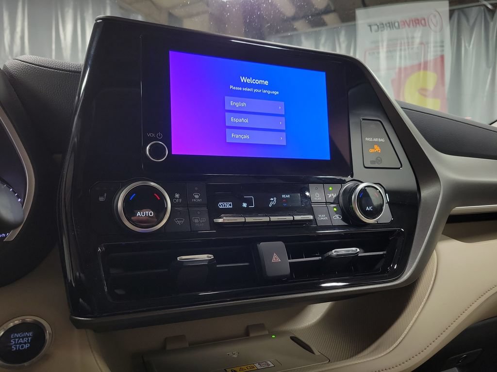 Used 2024 Toyota Highlander XLE AWD/4WD image 14
