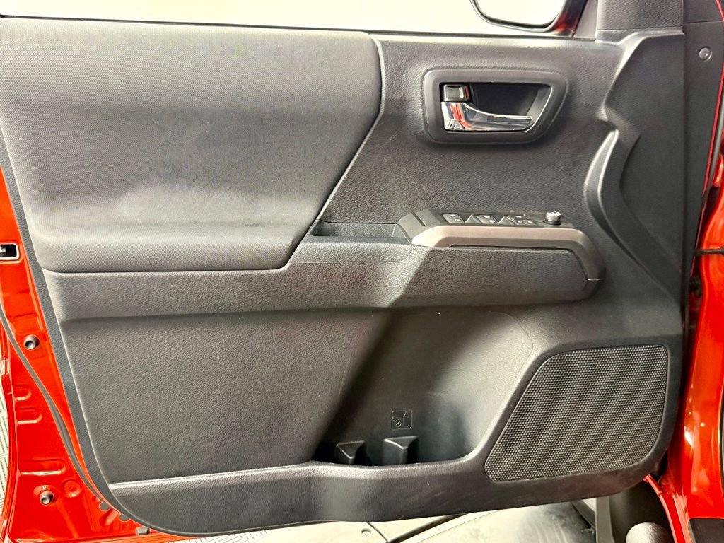 Used 2018 Toyota Tacoma TRD Sport AWD/4WD image 19