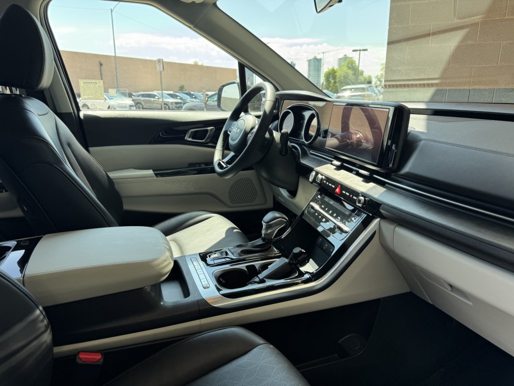 Used 2024 Kia Carnival EX FWD image 38