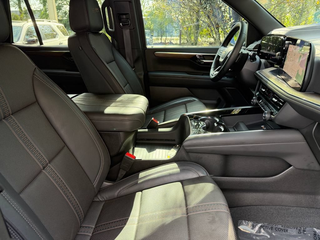 Used 2025 Chevrolet Tahoe High Country RWD image 11