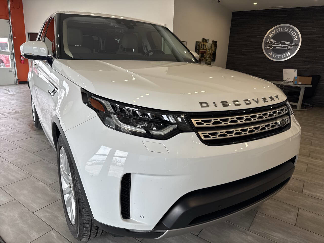 Used 2017 Land Rover Discovery HSE image 1