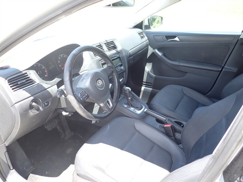 Used 2011 Volkswagen Jetta SE FWD image 24